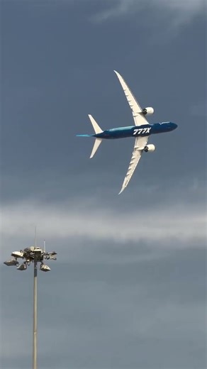 Boeing 777X Steep Bank 93° | Dubai Air Show | Boeing 777X