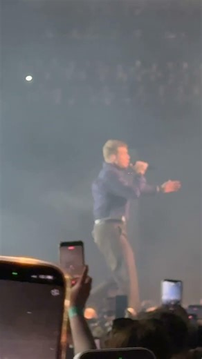 Alex Warren performing Troubled Waters at the OVO Hydro, Glasgow – 26 April 2026