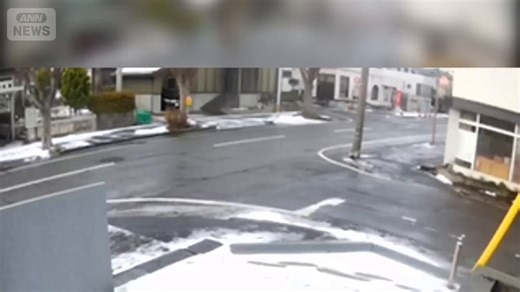 道路が陥没、車が落ちそう住宅街で道路が突然陥没、周囲に困惑が広がる。