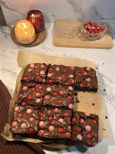 valentine m&m brownies !!💝 these were SO fudgy 1 cup granulated sugar (200g) ½ cup light brown sugar (100g) ½ cup melted butter, warm not hot (113g) ¼ cup oil (any neutral oil works)(55g) 2 large eggs 1 egg yolk 1 tsp vanilla extract (4g) ¾ cup all purpose flour (95g) ½ cup unsweetened cocoa powder (50g) ½ tsp instant espresso ½ tsp salt (3g) ½ cup m&ms (85g) @M&M'S US ⅓ cup chocolate chips (60g) (optional) instructions : preheat your oven to 350°f and line an 8x8 pan. in one bowl whisk the war