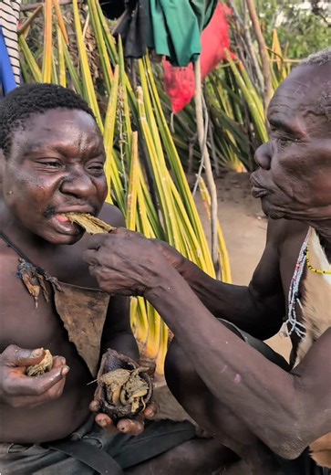 The food that Chaaba and his friends cooked together was always eaten while it was hot, and they couldn't even grab it with their slow hands. In the end, the friends even drank the soup#hadzabetribe #foryoupage #cooking #chaaba #funny