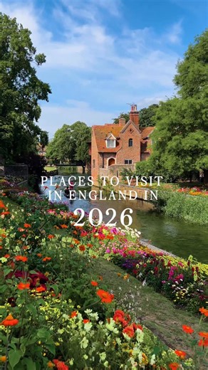 🇬🇧 Places to visit England in 2026 ⬇️ ➡️ Get my free England travel guides at kelseyinlondon.com 1. Peak District – England’s first national park, known for rolling hills, dramatic valleys, cosy villages and some of the best hiking trails in the country. 2. Canterbury – beautiful city with the magnificent Canterbury Cathedral, river punting & medieval streets. 3. Cotswolds – postcard-perfect countryside filled with honey-coloured villages, charming pubs, flower-lined streets and gentle rolling