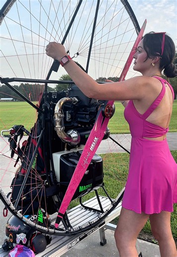 Everything’s better in pink. Especially flying. 🤪💗 . . . #aviation #paramotor #flying #helixpropellers #paragliding