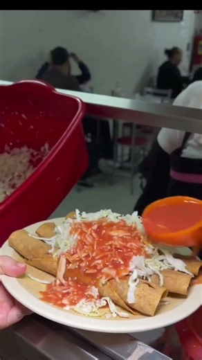 ¡Acomódate con la familia! Tacos dorados ahogados al mero estilo Tapatío 🇲🇽