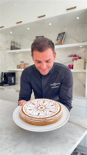 👑 Qui sera couronné cette année ? Les galettes sont désormais disponibles dans nos magasins et toujours sur notre site ! Retrouvez dès maintenant la galette des rois signature de la Maison CONTICINI. Feuilletage délicatement croustillant, cœur intensément fondant, recette signature imaginée pour sublimer l’Épiphanie avec élégance et gourmandise ! 🥮 #epiphanie #galette