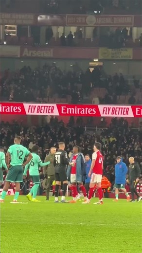 Rice and Eze console England team-mate Johnstone after a late defeat at Arsenal ❤️🏴󠁧󠁢󠁥󠁮󠁧󠁿