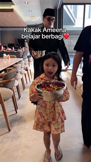Ajarin kakak Ameena berbagi, awal nya malu-malu… Ada yang mau coklat juga? #attahalilintar #aureliehermansyah10 #ameenahannanuratta #azurahumairanuratta