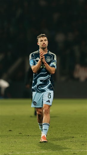 Youri Regeer provides the assist for Mika Godts 🤝 | AFC Ajax