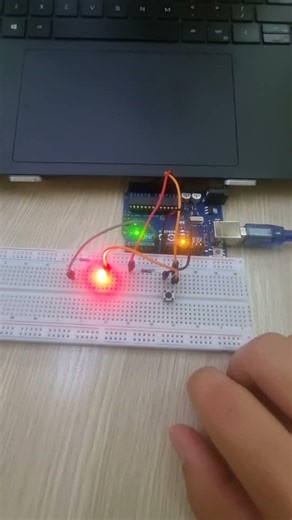 Assignment for Paul McWhorter's 28th new Arduino lesson, toggle switch