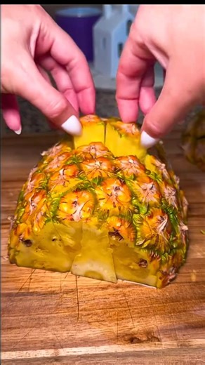 This way, the pineapple looks clean, fresh, and beautiful 🍍 #reels #food #beauty #cooking #rek