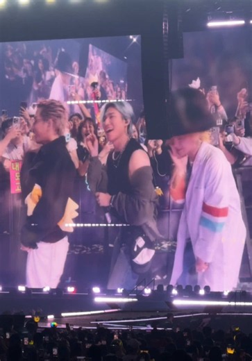 so cuteee 💛❤️💙 BIGBANG WORLD TOUR in Taipei Day 3 #BIGBANG #COSMOS_WORLD_TOUR #COSMOS_WORLD_TOUR_IN_TAIPEI #BIGBANG_IS_BACK