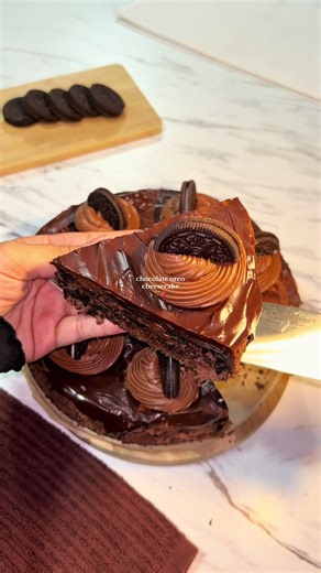 oreo chocolate cheesecake 🤎🍫 recipe: crust: •3 packs chocolate graham crackers or use about 24 oreos. •¼ cup 2 tbsp (90 g) unsalted butter, melted finely crush the graham crackers & add the melted butter, ( you may need more butter depending on your preference. ) press into a lined 8x8 spring form pan & set aside. cheesecake: • 3 blocks (24 oz / 675 g) cream cheese, room temp • 1 cup (200 g) granulated sugar • ½ cup (120 g) sour cream, room temp( or plain greek yogurt ) • 3 large eggs, room te