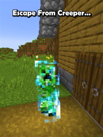 Minecraft Escape From Creeper...🤯