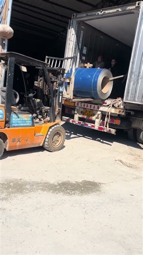 Fearless! Operating a forklift to load 3.6-Ton steel coils