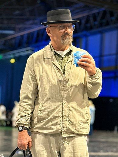 Walter White cosplay from the Breaking Bad TV series, filmed at MCM Comic Con Birmingham 2025 by Comic Con News. Walter White (Bryan Cranston), also known as Heisenberg, is the iconic chemistry teacher and central character of the critically acclaimed AMC television series Breaking Bad. Cosplayer : @walterwhitelookalike video : @Murat Can Kuscu @MCM Comic Con #breakingbad #walterwhite #cosplay #comicconnews #mcmcomiccon