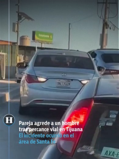Una pareja fue captada agrediendo a un hombre luego de un percance vial en Santa Fe, Tijuana. Tras la golpiza, el hombre quedó noqueado y la pareja intentó huir del lugar. #fyp #viral #noticias
