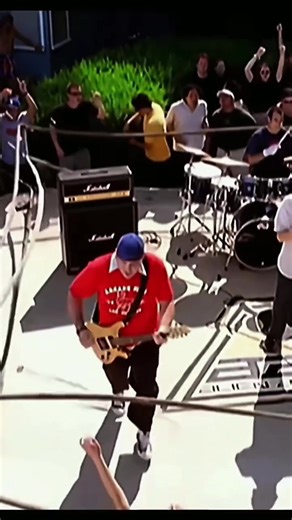 Smooth Criminal” by Alien Ant Farm was released in 2001 on the album ANThology. The track is a rock cover of the original 1987 song by Michael Jackson from the album Bad. 🎸 The band transformed the original pop track into a nu-metal / alternative rock version, with heavier guitars, energetic drums, and a faster tempo. The song became their breakthrough hit, reaching high chart positions in the UK, US, and Europe and gaining massive airplay on MTV in the early 2000s. #AlienAntFarm #SmoothCrimina