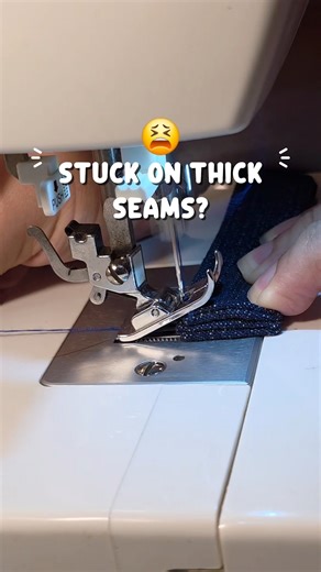 If your machine gets stuck when sewing over jeans or thick layers, do NOT pull the fabric! That is how needles break. Use a piece of folded cardboard (or scrap fabric) behind the needle to LEVEL the foot. 📏 #easysewing ​#sewinghacks #sewingtips #sewing | Cosiendo en casa