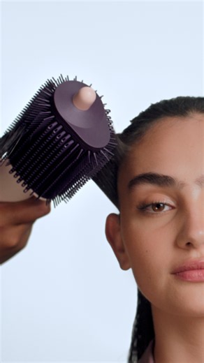 Dyson Airsmooth™ styling brush smooths and shapes without compromise. Soft bristles release strands easily, and controlled airflow remains at gentle temperatures.
