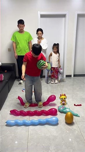 家庭版踩气球挑战😂Family version of the balloon popping challenge #familygames #funny #games #challenge