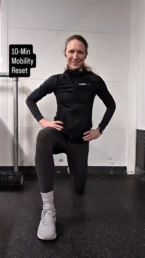 Anna | Vada Labs on Instagram: "A simple 10-minute mobility routine designed to help reduce stiffness caused by long periods of sitting 🖥️💪 I shared this on my stories yesterday and had a few people asking for a saveable version 📌 1. Half-kneeling hip flexor stretch Benefit: reduces stiffness from prolonged sitting and supports upright posture Cues: tall torso, gentle weight shift forward, hips tucked, no lower-back arch (~60s each side) 2. Quadruped thoracic rotations Benefit: restores upper