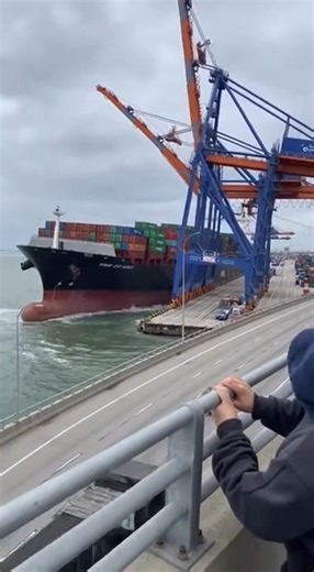 Massive Cargo Ship Collides with Port Crane Rotterdam, Netherlands — April 12, 2025 A massive container ship drifting off course caused a catastrophic accident at one of the world’s busiest maritime hubs on Tuesday afternoon. The vessel, identified as the Ever Art, was maneuvering into its docking position when it unexpectedly veered toward the pier, striking a primary gantry crane with its bow. Footage captured by commuters on a nearby bridge shows the terrifying moment the ship makes contact w