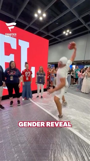 Everything Gronk did at @Fanatics Fest Day 1 🤣 #patriots #nfl #robgronkowski #fanatics #shorts