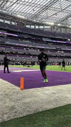 Jordan Addison warming up for Colts