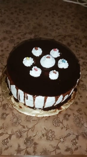 RICH CHOCOLATE CAKE DESIGN 🍰 | CHOCOLATE DRIPPING & BOUNTY TOPPINGS #shorts #viral #cake