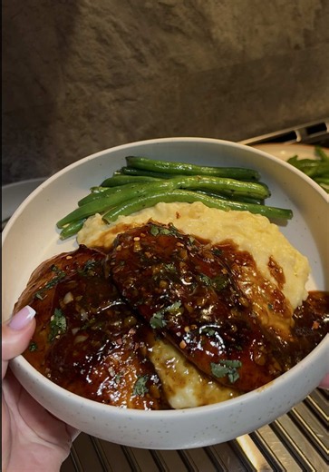 Glossy Honey Garlic Chicken A quick and simply delicious meal to make - juicy seared criss crossed chicken breasts lacquered in a glossy honey garlic sauce. Served over creamy buttery mash and a side of crispy lightly seasoned green beans. Enjoy and follow along for more - @marisakapeal 🙏🏼♥️ Chicken (for 2 large breasts sliced in halves) * 2 large boneless, skinless chicken breasts, sliced in halves and criss crossed with a knife) * 1 tsp salt * ½ tsp black pepper * 1 tsp garlic powder * ½ tsp