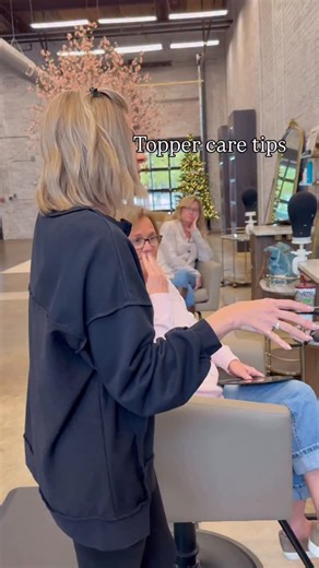 Learning how to care for your topper correctly makes all the difference. 🛁🤍 In this video, our stylist is teaching her client simple, confidence building tips for wearing and caring for her topper the right way. From proper placement to gentle handling, these small habits help your piece look beautiful, feel comfortable, and last longer. 🙌🏼 👇🏼 Want personalized guidance for your piece? 💬 Comment SALON to visit us at our Spartanburg SC Home Salon. #thelaurenashtyncollection #hairtopper #ha