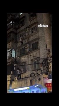 Chine : un homme sauve un enfant coincé par la tête au-dessus du vide