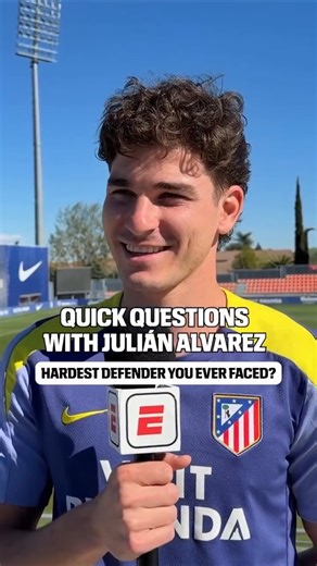 Julian Alvarez rates Virgil van Dijk & Cristian Romero 💪