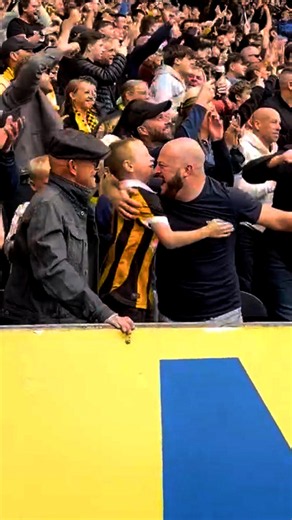 Hull City crowd goes CRAZY after scoring against Manchester United 🤩 #PremierLeague #Hull