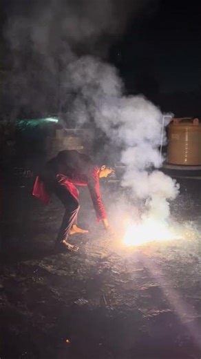 "Unbelievable Firework Bursts Caught by Hand – You Won't Believe Your Eyes!" #BreathtakingBursts