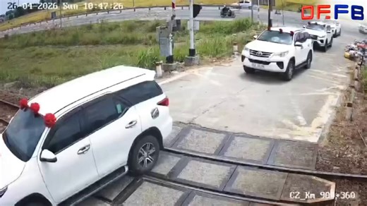 Trong video, đoàn xe rước dâu đã liều lĩnh băng qua đường ray ngay khi rào chắn đang hạ xuống và tín hiệu đèn đỏ đã bật sáng. Chỉ cần một chút sơ suất hoặc xe bị chết máy giữa chừng, một ngày vui có thể biến thành thảm kịch trong tích tắc.