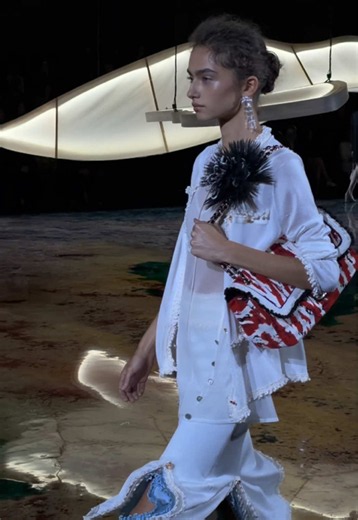 Et voilà, at the Grand Palais, Chanel unveiled its latest collection by Matthieu Blazy. Did you like it? #fashion #chanel #matthieublazy #fashionshow #pfw