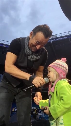 Bruce Springsteen singing “Waitin’ on a Sunny Day” with a 4-year-old fan on stage at Ullevål Stadium, Oslo, Norway, on June 29, 2016 🇳🇴 📹 Jan Roar Grimsrud | Bruce's Vault