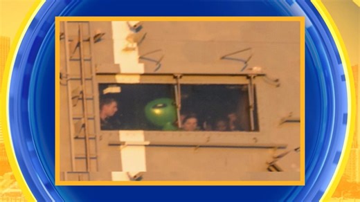 Video Viral green alien greets Artemis crew