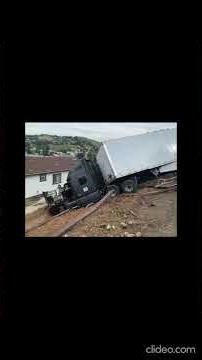 Big rig crashes into Bay Area backyard, later removed #California #Crash