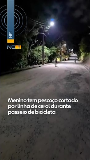 Um menino de 10 anos foi atingido por uma linha com cerol enquanto andava de bicicleta no condomínio onde mora, em Camaragibe, no Grande Recife. A criança, identificada como Theo Dantas, foi levada ao hospital e recebeu onze pontos no pescoço. O quadro de saúde do garoto é estável. Imagens de uma câmera de segurança, enviadas à TV Globo, mostram a vítima andando de bicicleta acompanhada dos pais. Em determinado momento, o garoto é atingido pela linha de cerol, material de cola e vidro normalment