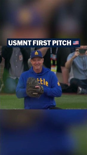 U.S. Men's National Team manager Mauricio Pochettino tossed the first pitch at the Mariners game⚽⚾