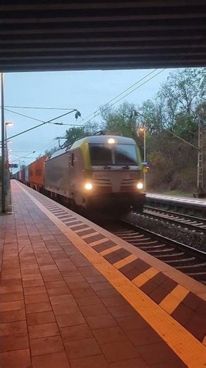 View Freight Train 09oct26 18:43h p3- 3719