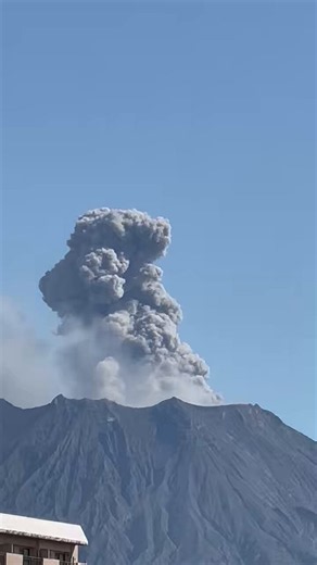Tapas Ranjan Nath on X: "🌋 Japan: Sakurajima erupted twice today at its Minamidake summit crater, sending ash 1,000m and 1,200m above the crater. Both plumes drifted north-east, according to the Japan Meteorological Agency. The alert level remains at 3. #volcano" / X