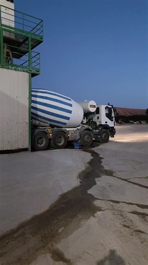 Cemento Iveco Trakker Astra Work: Heavy-Duty Cement Truck Showcase