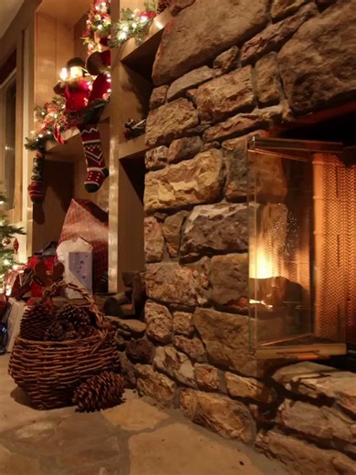 POV: Christmas in the city ❄ Cold nights, bright lights, no borders. Toy-piano Christmas vibes meet future hip-hop. Global energy, playful but rebellious. This is not a normal Xmas song — it’s a new era. Sound on. Feel the bounce. Still flyin’. Lyrics: “Mm snow… jingle cash… cold nights…” #newera #christmashiphop #globalvibes #miastyle #alternativehiphop #toyPiano #xmasvibes #tiktokmusic #underground #futurehiphop #stillflyin #noborders #viralSound