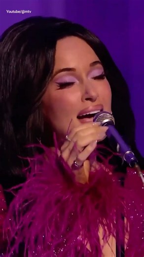 Kacey Musgraves honors late Dolly Parton with emotional “I Will Always Love You” tribute at VMAs