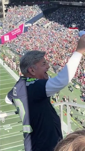Mariners Icon Rick Rizzs Raises the 12 Flag 💪 | #SeattleSports