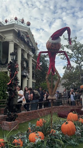 Jack Skellington Disneyland: Haunted Mansion Holiday Guide