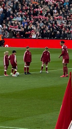 A truly special moment between Virgil van Dijk and the Liverpool mascots as ‘You’ll Never Walk Alone’ rings out around Anfield 🥹↳ Premier League. Every Match. Live Exclusive with 4K on Stan Sport. Stream now.#StanSportAU #PremierLeague https://t.co/YywqEoIBO0